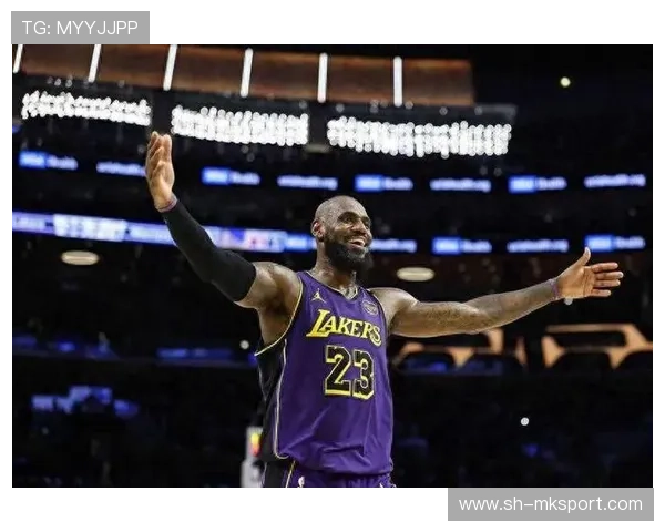 詹姆斯夜间路跑被球迷发现并鼓掌致敬